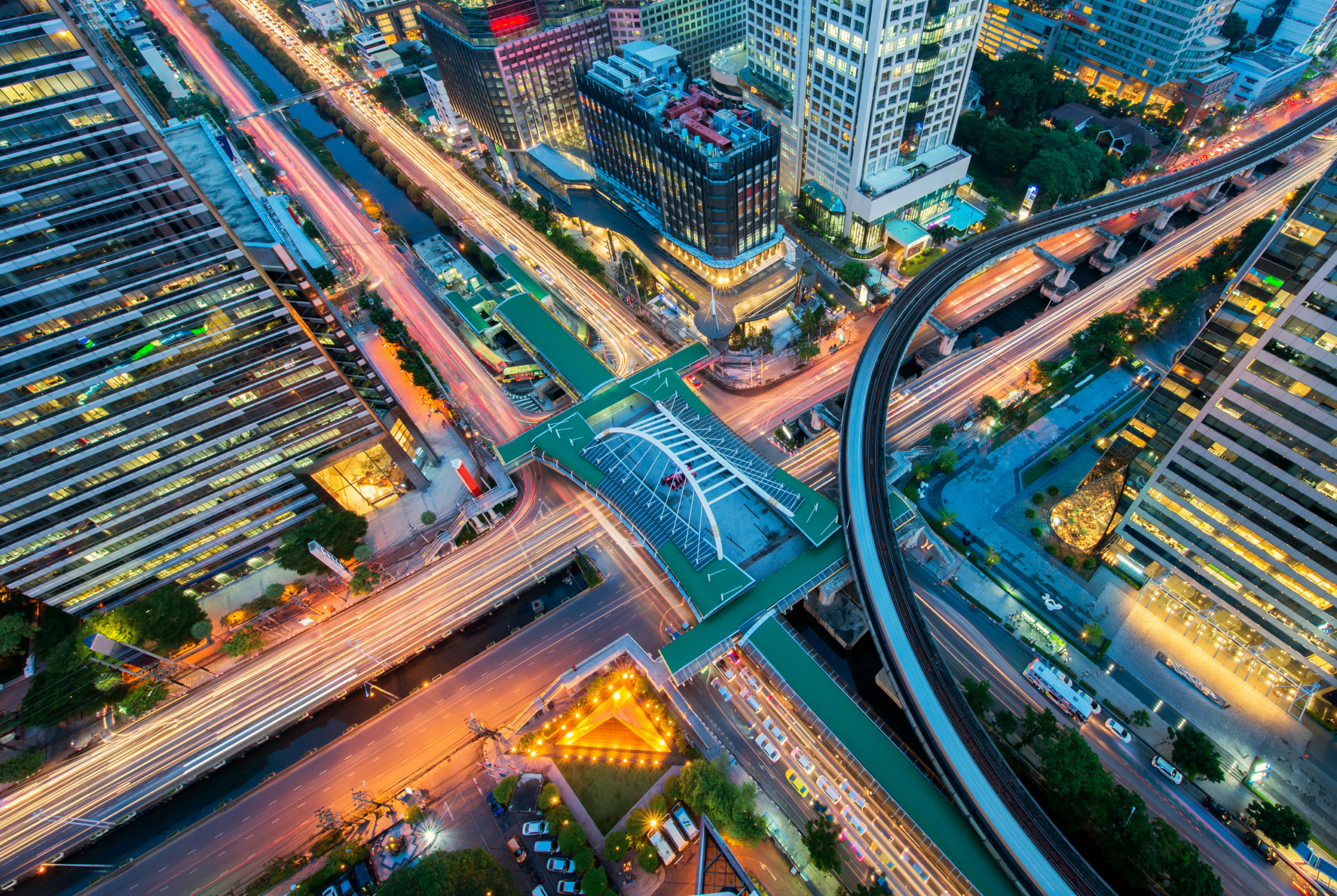 Große Straßenkreuzung in Bangkok mit hellen Verkehrslichtern von oben
