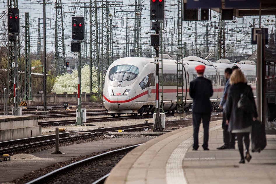 IVU Traffic Technologies AG - DB Fernverkehr Deutsche Bahn Données horaires Disposition Planification Renseignements sur les correspondances Réservation de billets DB Navigator Centre européen des horaires EFZ Trafic ferroviaire