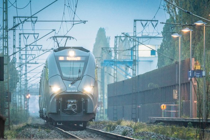Un train d'agilis, filiale de BeNEX, entre en gare.