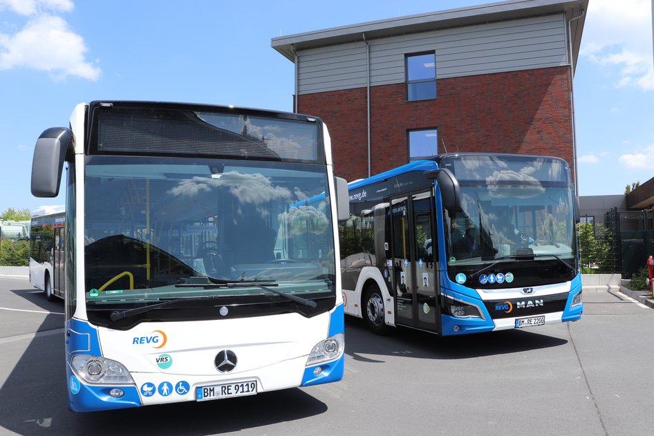 Des bus bleus et blancs de la REVG au dépôt.