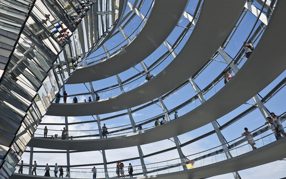 Rotunde innerhalb eines modernen Gebäudes