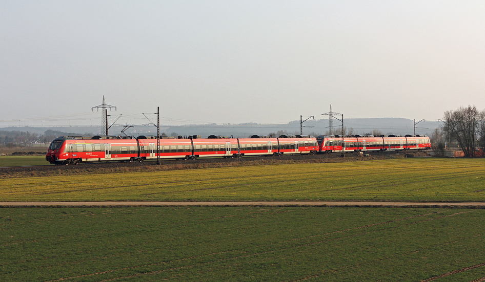 Roter DB Regio Zug in einem ländlichen Gebiet