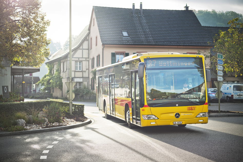 BLT Bus auf der Straße in einem Wohngebiet