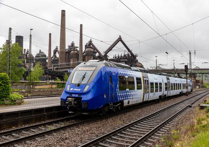 Le train bleu et blanc de NETINERA est à quai