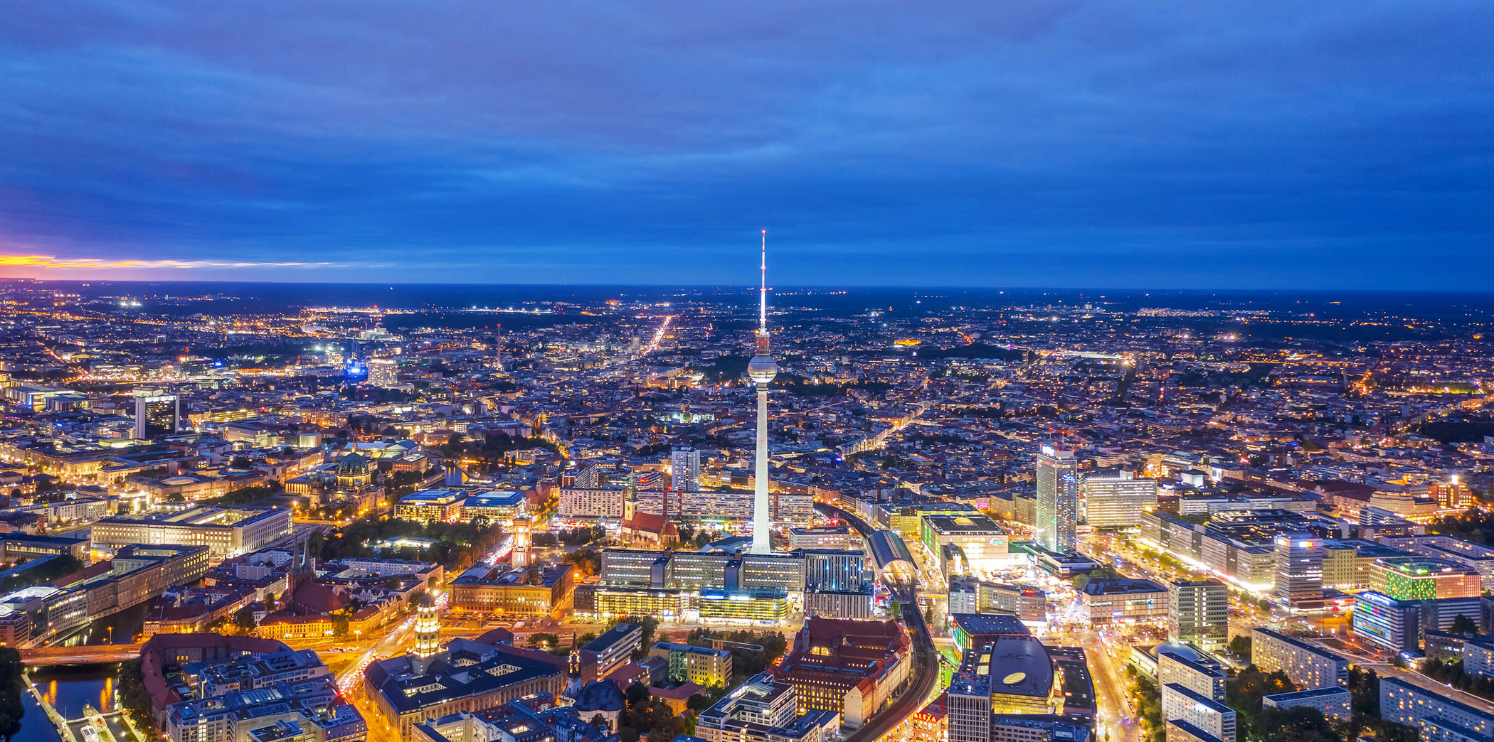 Berlin aus der Luft bei Nacht