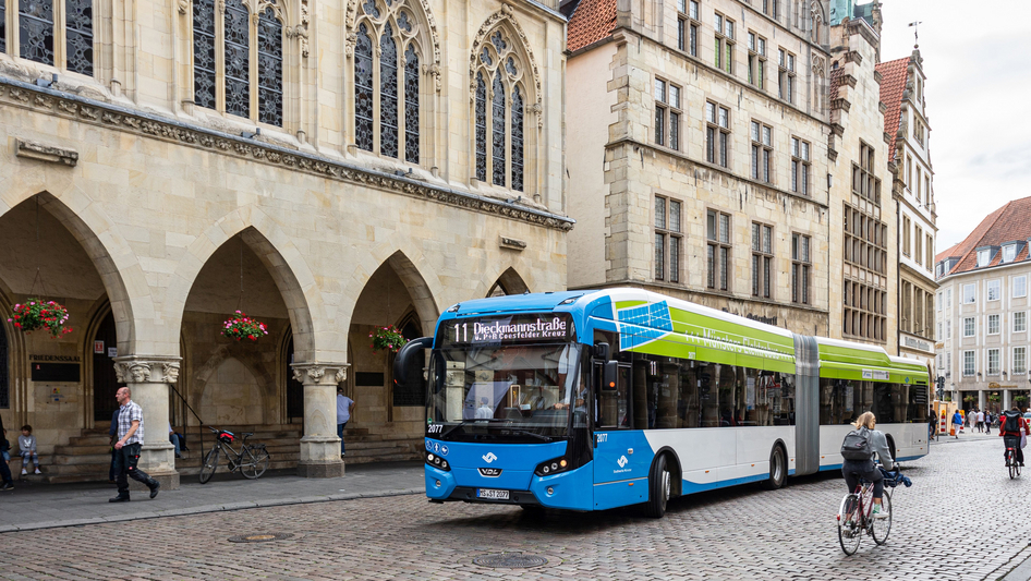 Un bus de ligne passe devant l'hôtel de ville de Münster