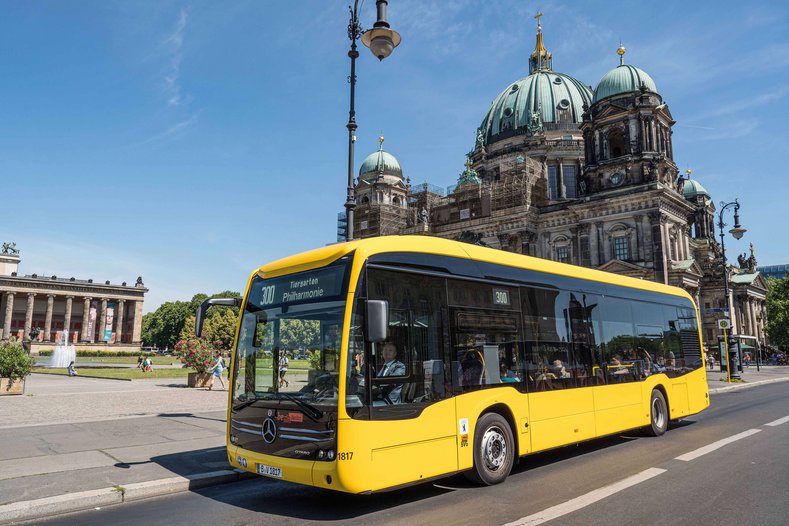 BVG-Bus vor dem Berliner Dom