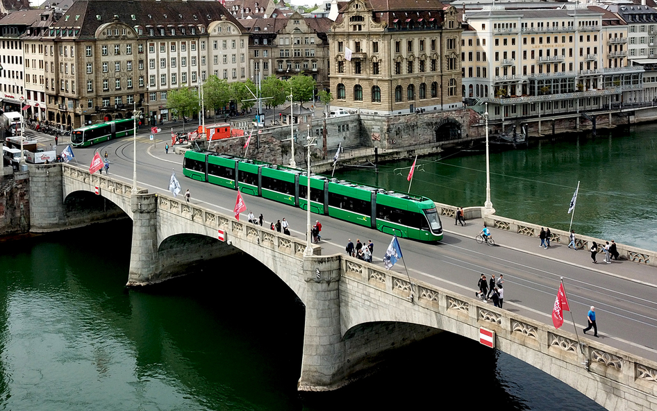 Tramway vert sur un pont au-dessus d'une rivière à Bâle