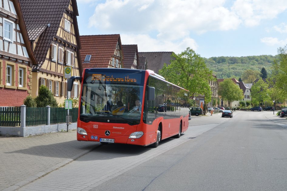 Un bus de la société RVS Regionalbusverkehr Südwest GmbH, filiale de DB Regio Straße, est à l'arrêt.