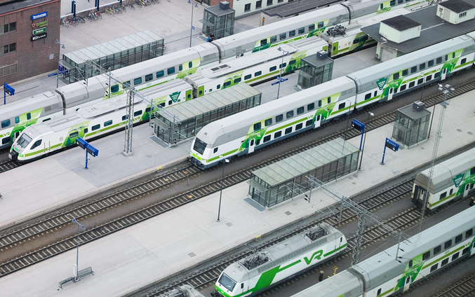Luftbild von VR-Zügen in einem Bahnhof