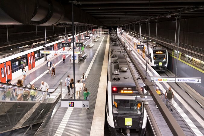 Vue de la gare souterraine de la Plaça de Catalunya à Barcelone, avec des trains FGC en approche.