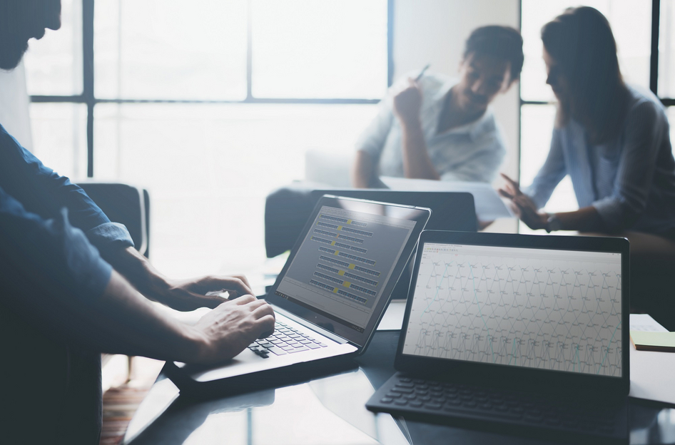 Personnes pendant une consultation avec des ordinateurs portables équipés du logiciel IVU.