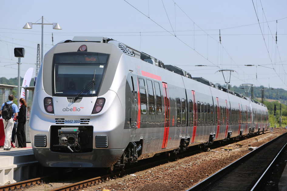 Silberner Abellio Rail Zug an einem Bahnhof
