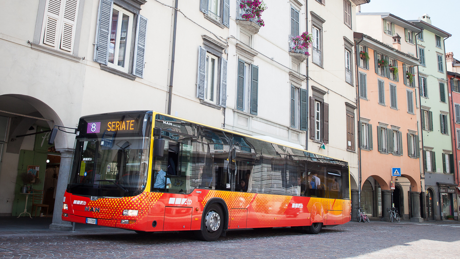 Un bus de la ligne 8 dans le centre-ville de Bergame en Lombardie