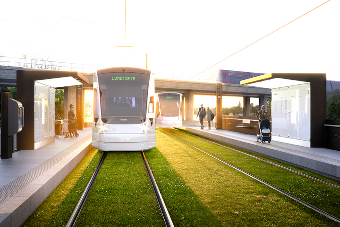 Straßenbahn vom Typ Siemens Avenio kommt an Tram-Haltestelle an