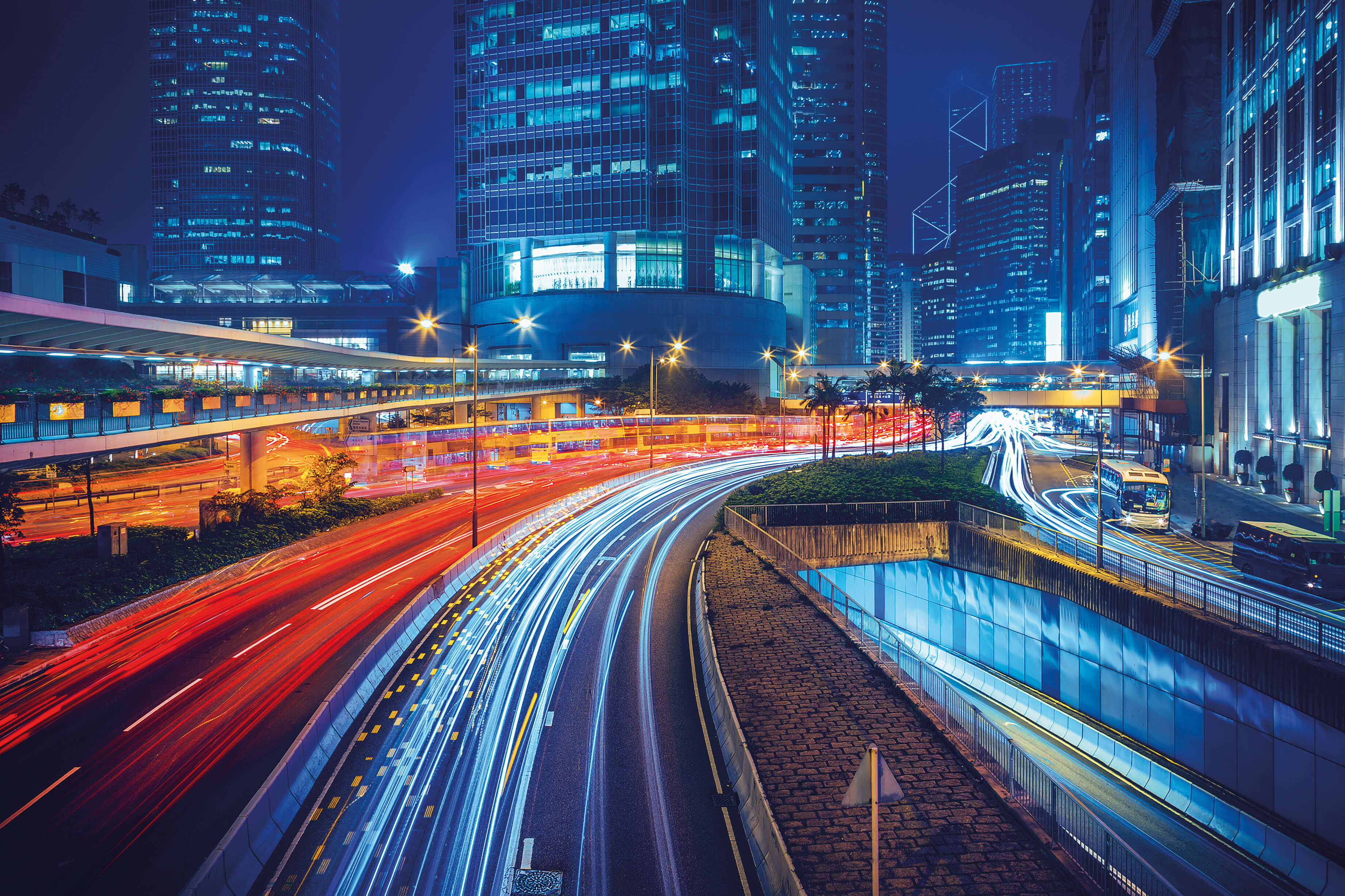 Stadt in China bei Nacht mit Langzeitbelichtung