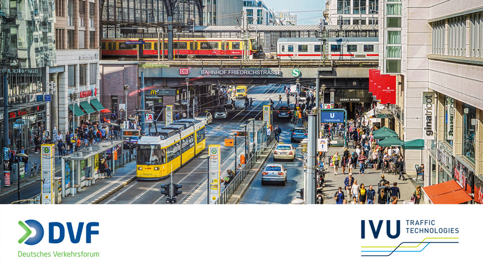 Photo de la Friedrichstraße à Berlin avec un train de banlieue, un ICE, un tramway et quelques voitures. En bas, les deux logos de l'IVU et du DVF.