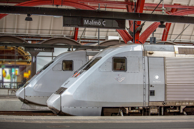 Deux trains SJ gris argenté sont stationnés sur une voie ferrée à Malmö.