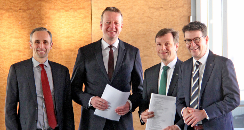 Foto von dem Bereichsleiter Christian Teschner (1.v.l.) und dem Vorstandsvorsitzenden Martin Müller-Elschner (3. v.l.) von der IVU Traffic Technologies AG mit den AVG-Geschäftsführern Ascan Egerer (2. v.l.) und Dr. Alexander Pischon (4. v.l.)