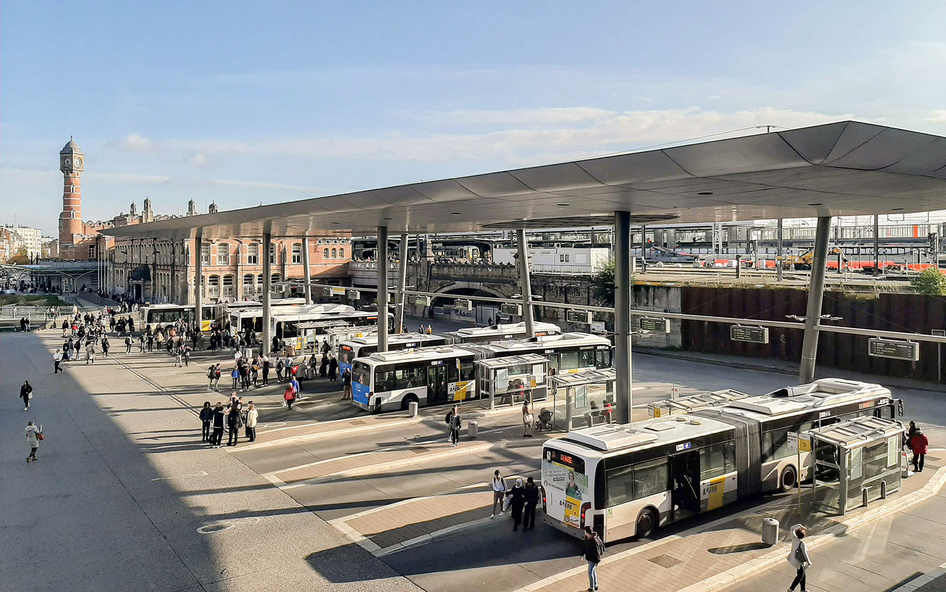 Parkende Busse am Busbahnhof von Gent-Sint-Pieters