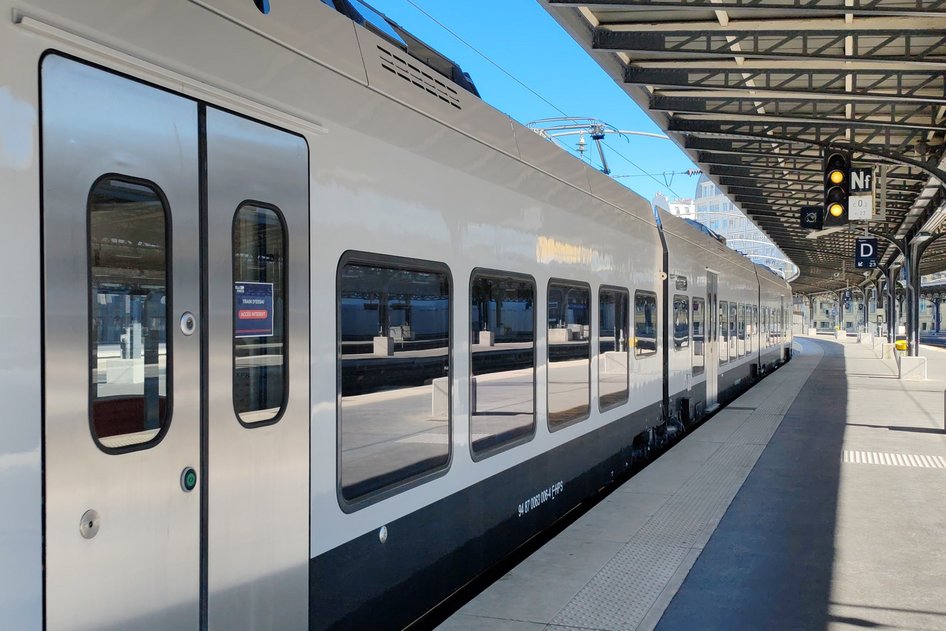 Le CDG Express, le train de Hello Paris, est à quai à la gare de Paris-Est.