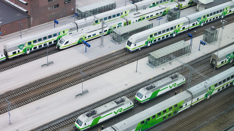 Geparkte Züge auf Schienen