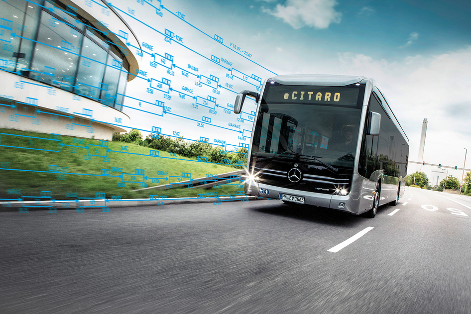 Un Mercedes-Benz eCitaro argenté roule sur une route. Devant le bus, des graphiques d'un logiciel sont implémentés dans l'image.