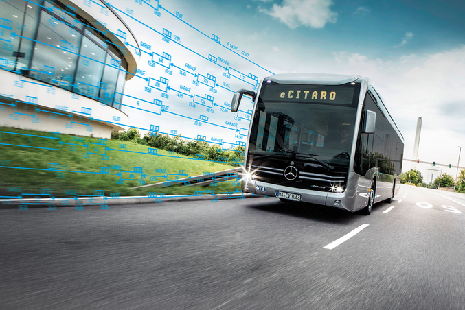 Un Mercedes-Benz eCitaro argenté roule sur une route. Devant le bus, des graphiques d'un logiciel sont implémentés dans l'image.