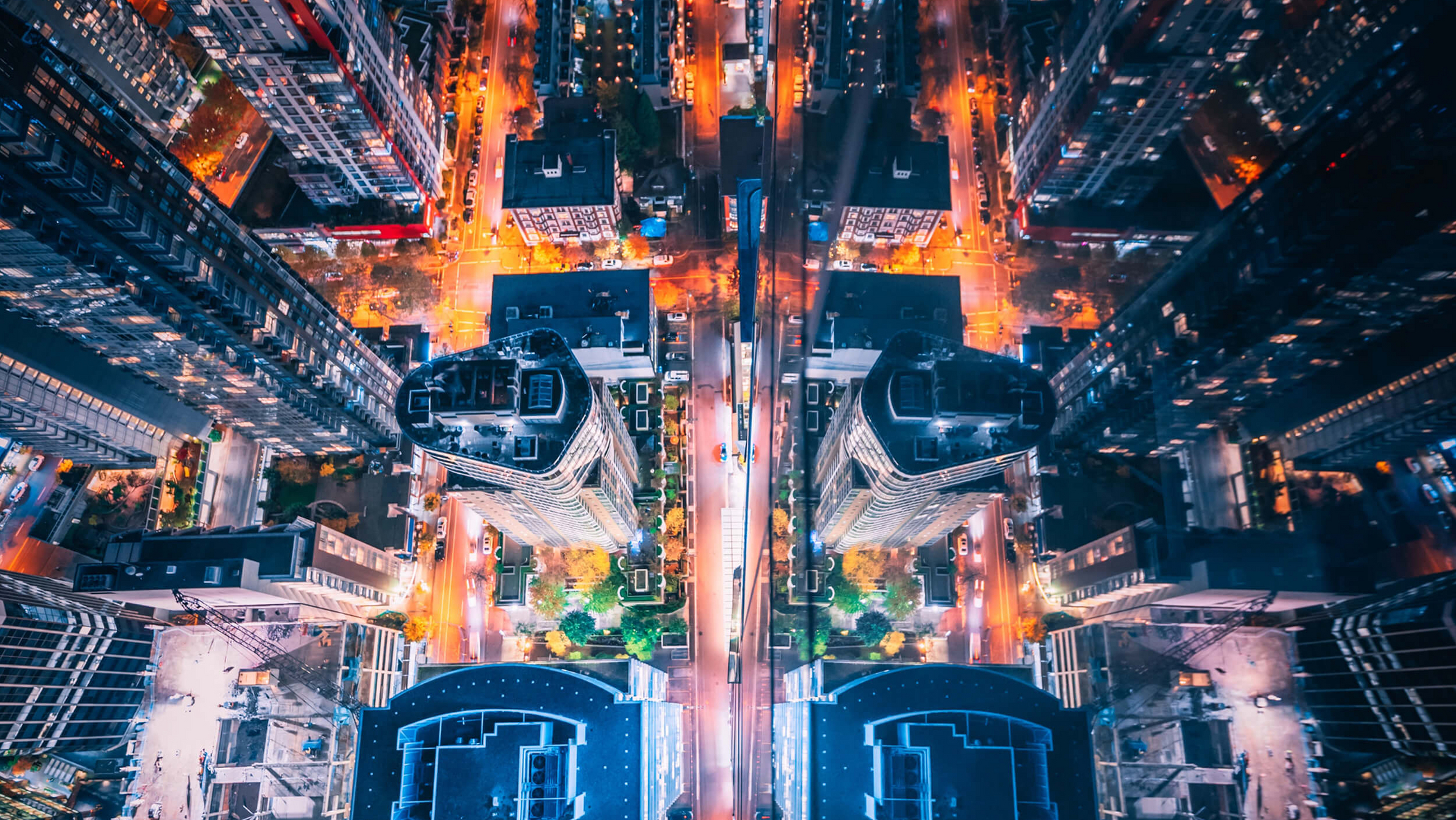 Stadt in der Nacht von oben mit hellen Lichtern des Verkehrs mit Unschärfeeffekt