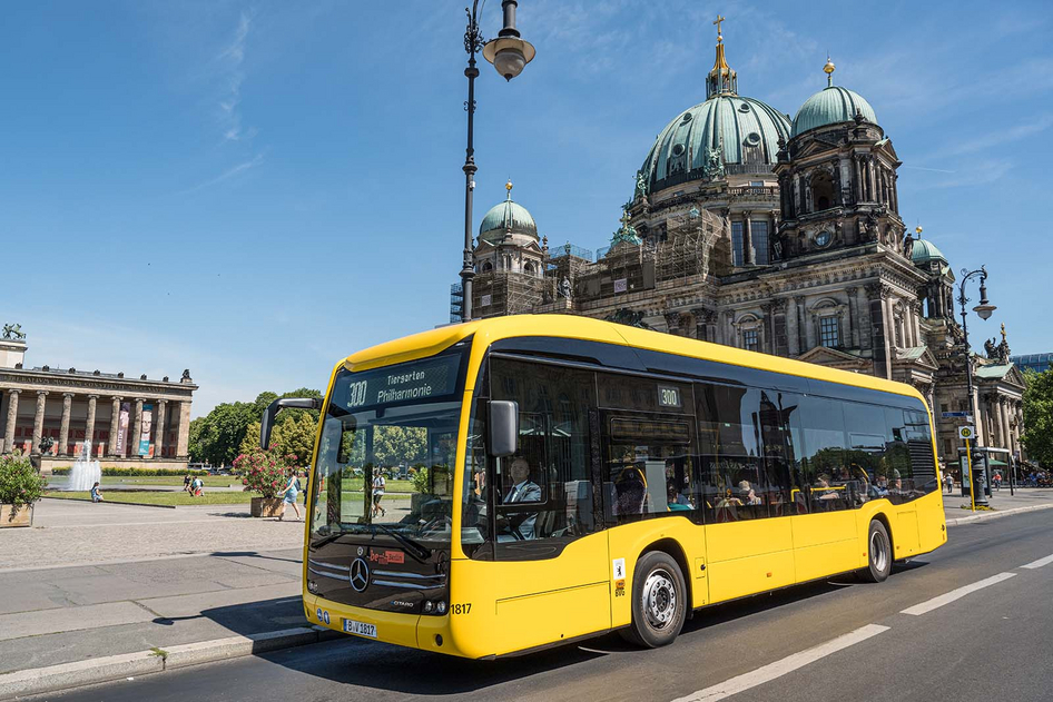 BVG_Elektrobus.jpg Un Mercedes Benz eCitaro jaune sous un ciel bleu devant la cathédrale