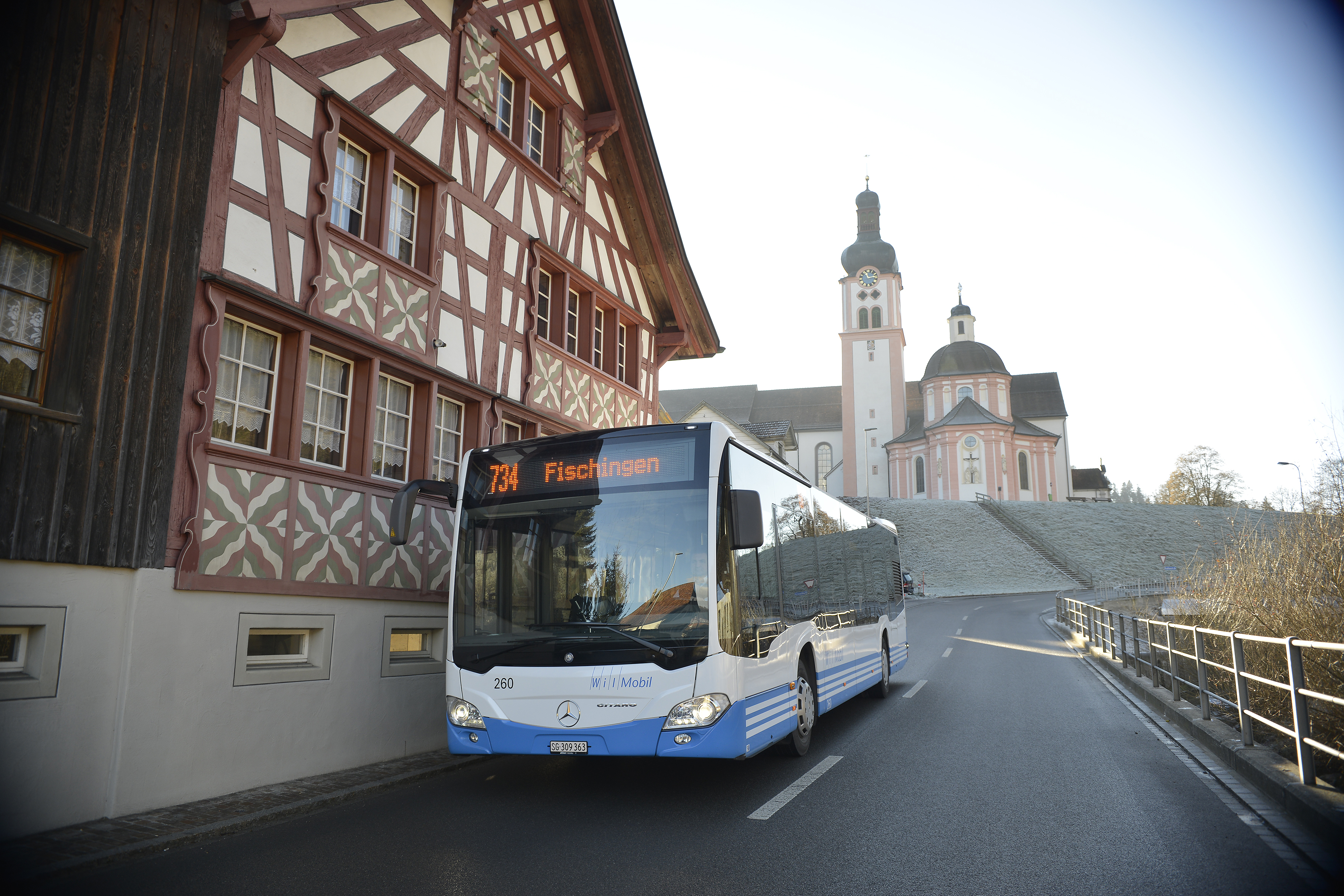 BOS Bus auf der Straße in Altstätten vor alter Kirche