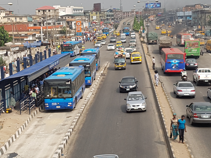 Zwei Busse an einer Bushaltestelle in Lagos im Bus Rapid Transit (BRT) in Lagos.