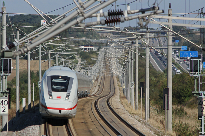 Un ICE 4 se dirige vers le photographe à travers de nombreuses lignes électriques.