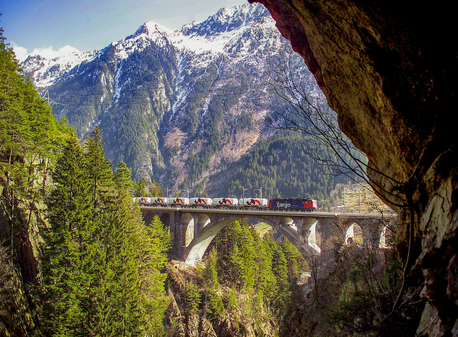 SBB Cargo-Zug auf einer Brücke in den Bergen