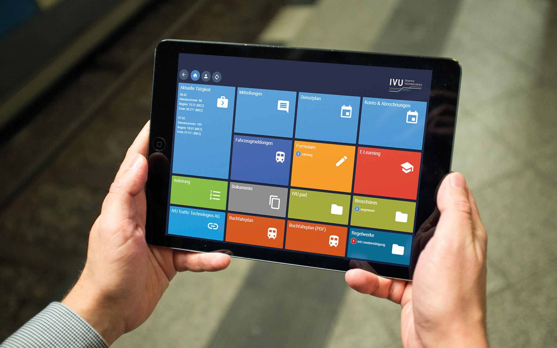 Mensch hält Android-Tablet am Bahnsteig in der Hand