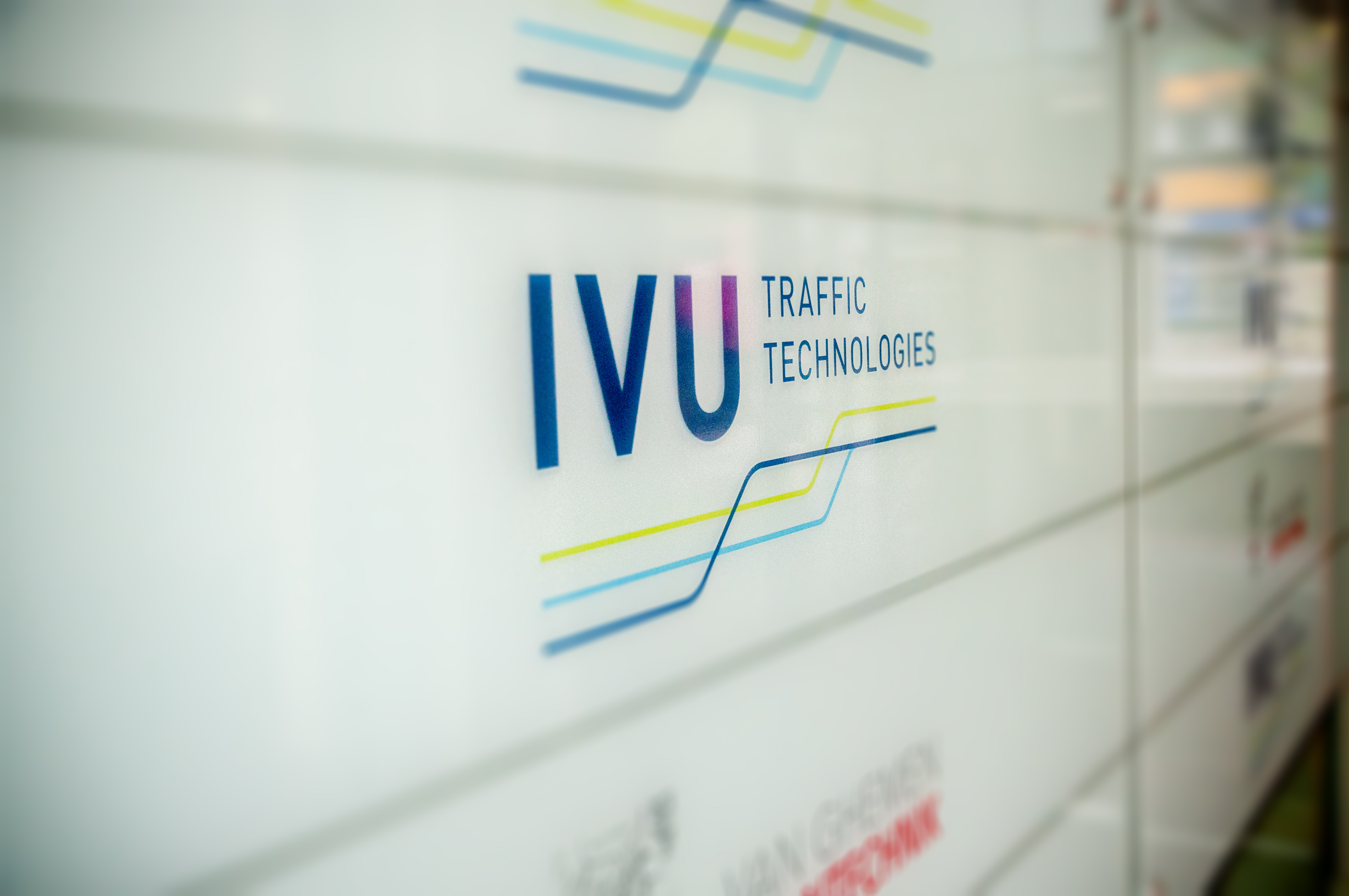 Logo de l'UIV sur un panneau à l'entrée du siège social